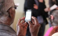 Cinco consejos para adaptar un teléfono a personas mayores