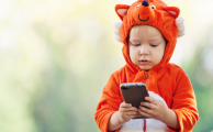 niño con telefono