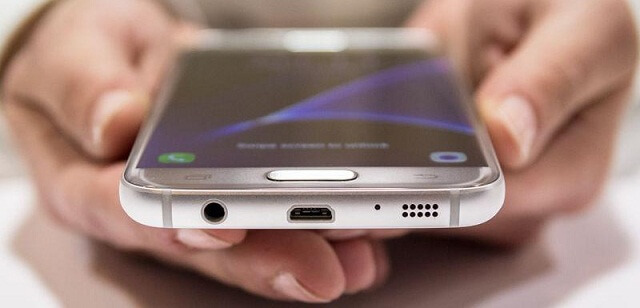 Samsung Galaxy S7 micro USB port
