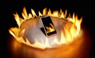 Smartphone rodeado de llamas