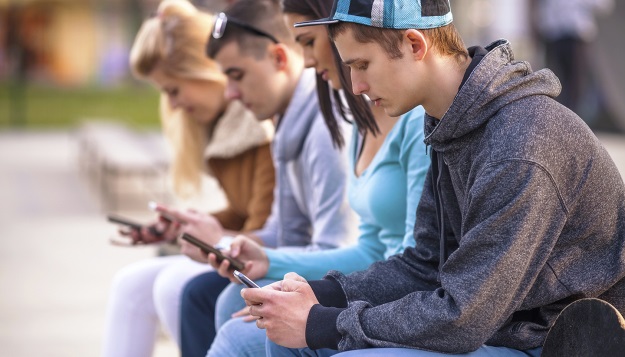Adolescentes con el teléfono móvil