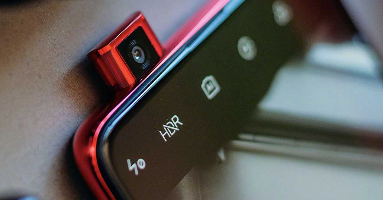 Xiaomi patenta un smartphone con pantalla con espacio para doble cámara