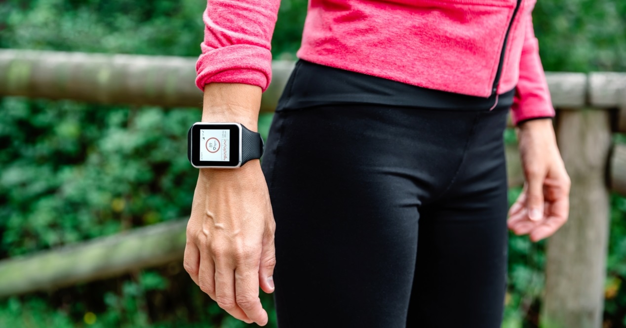 Unrecognizable Female Athlete With Smartwatch Ready To Training Outdoors