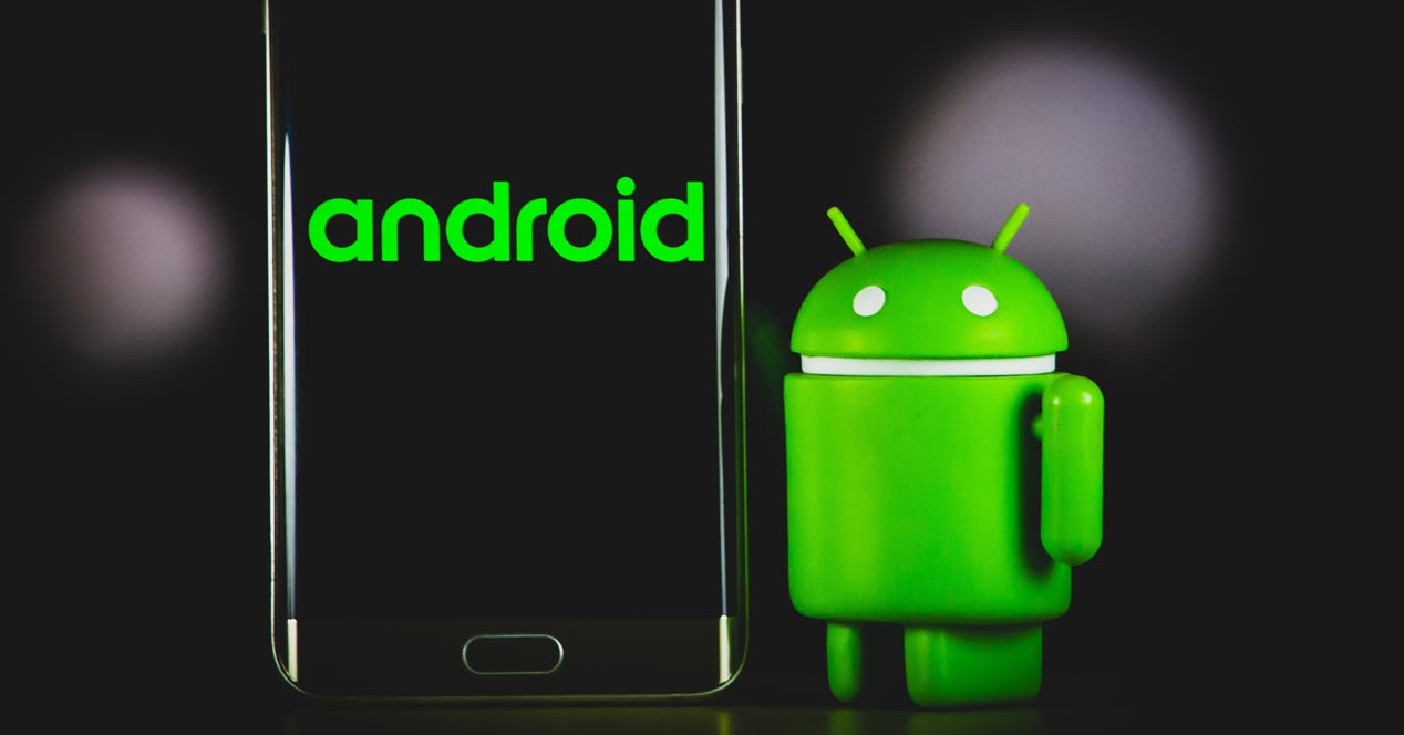 Muñeco Android el alado de un smartphone