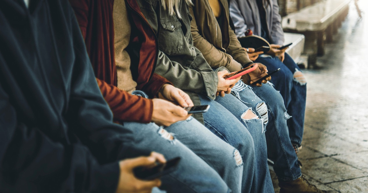 adolescentes con el movil