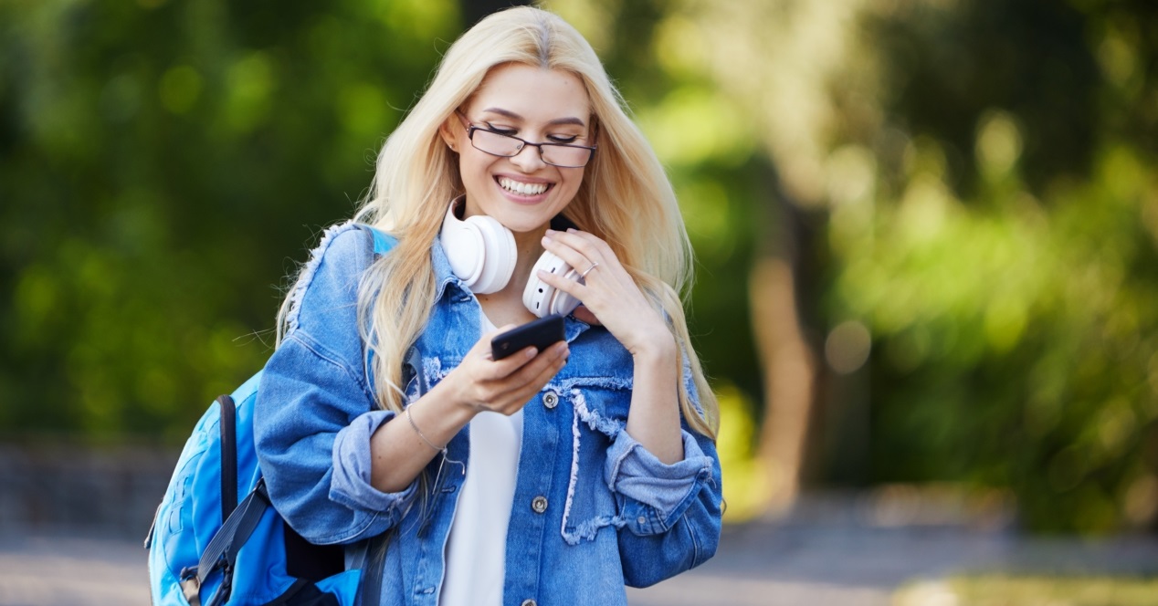 chica con auriculares